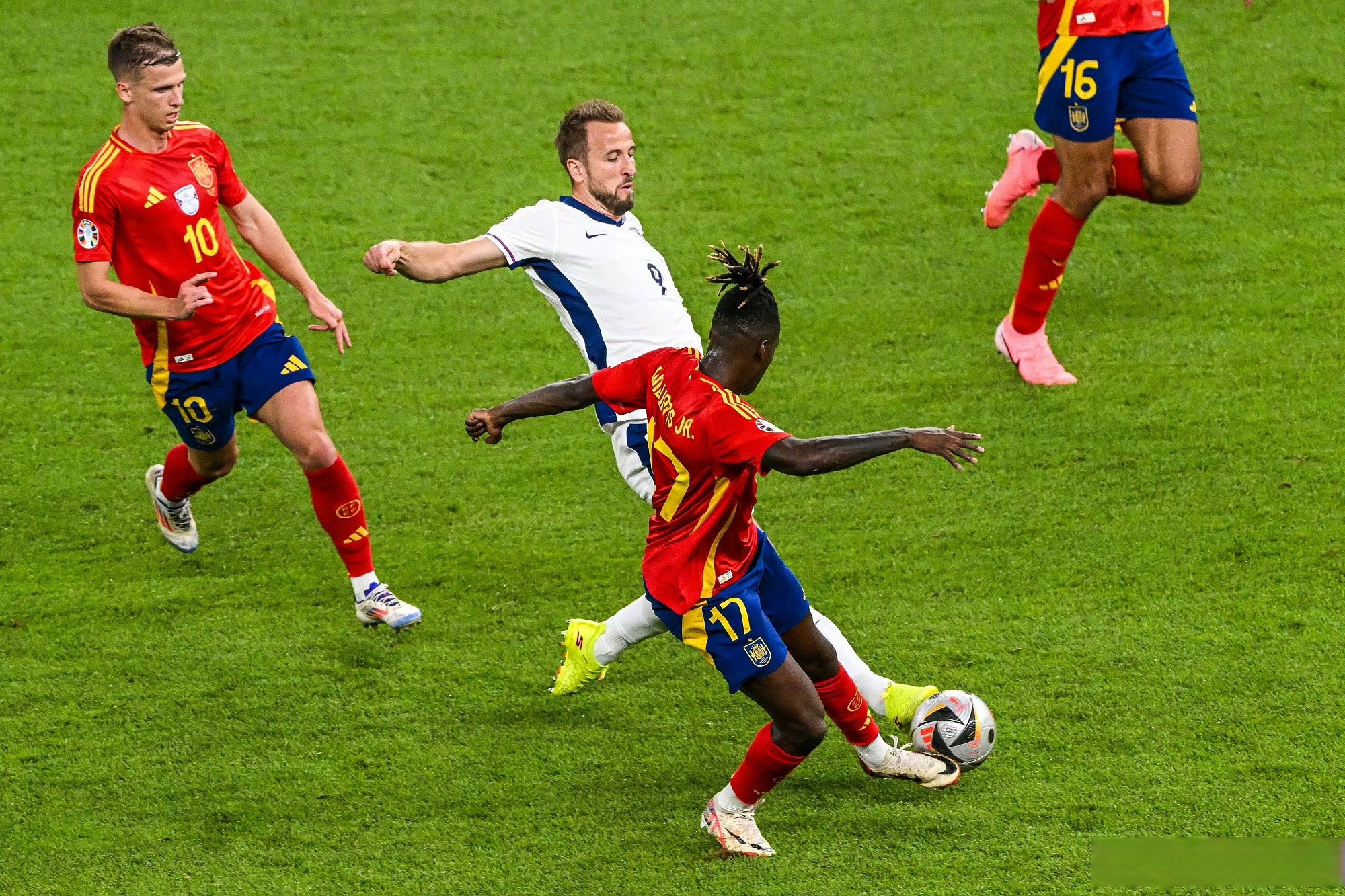 爱游戏2026-瑞典鏖战西班牙，卡塞米罗统治全场