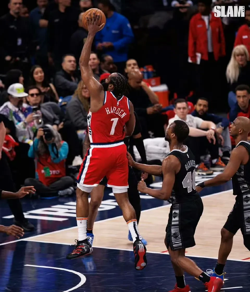 爱游戏入口-骑士横扫火箭，德罗赞统治全场