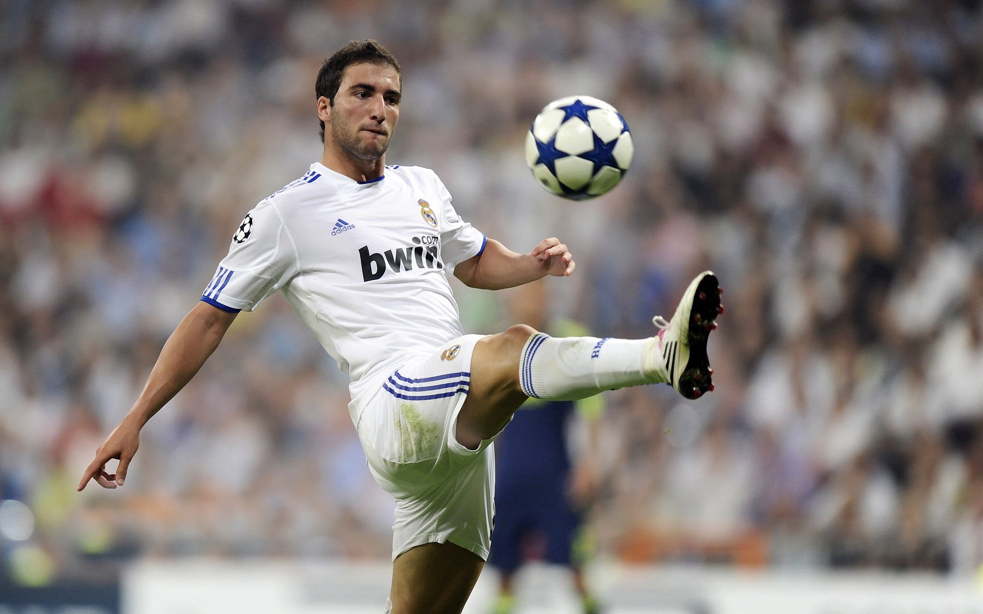 爱游戏体育-布雷默关键时刻站出来，乌拉圭单节拉开巴萨，南美足球的战术革命与欧洲霸权的黄昏